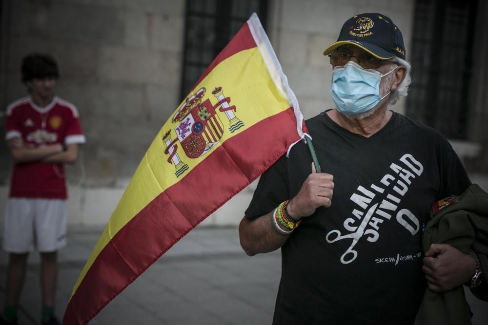 Cacerolada contra el gobierno en la plaza San Miguel, en Oviedo