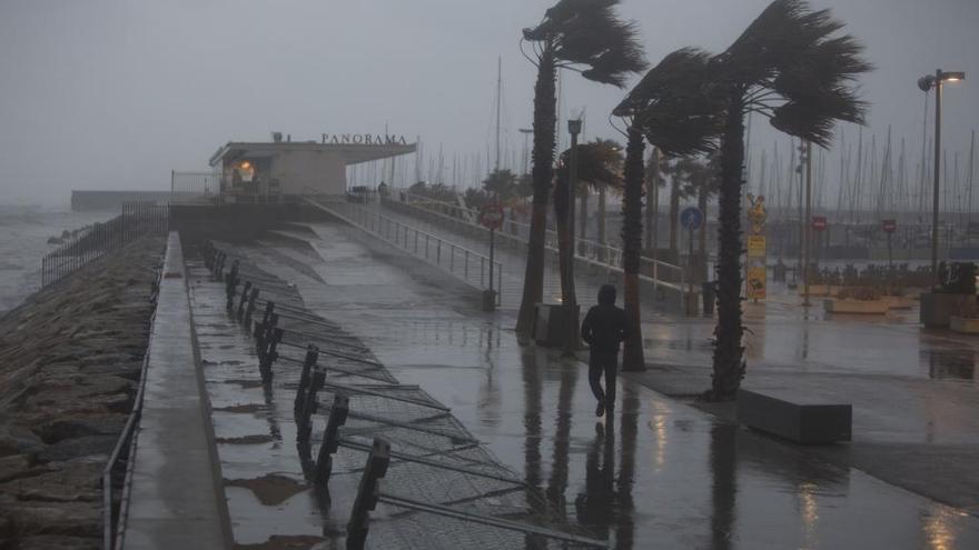 Temporal en la playa de la Malva-rosa, en València.