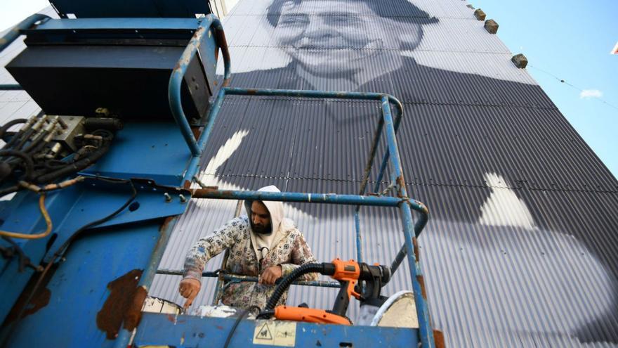 Yoseba M.P., en plena elaboración del mural de la señora Lola en Pasarón.   | // GUSTAVO SANTOS