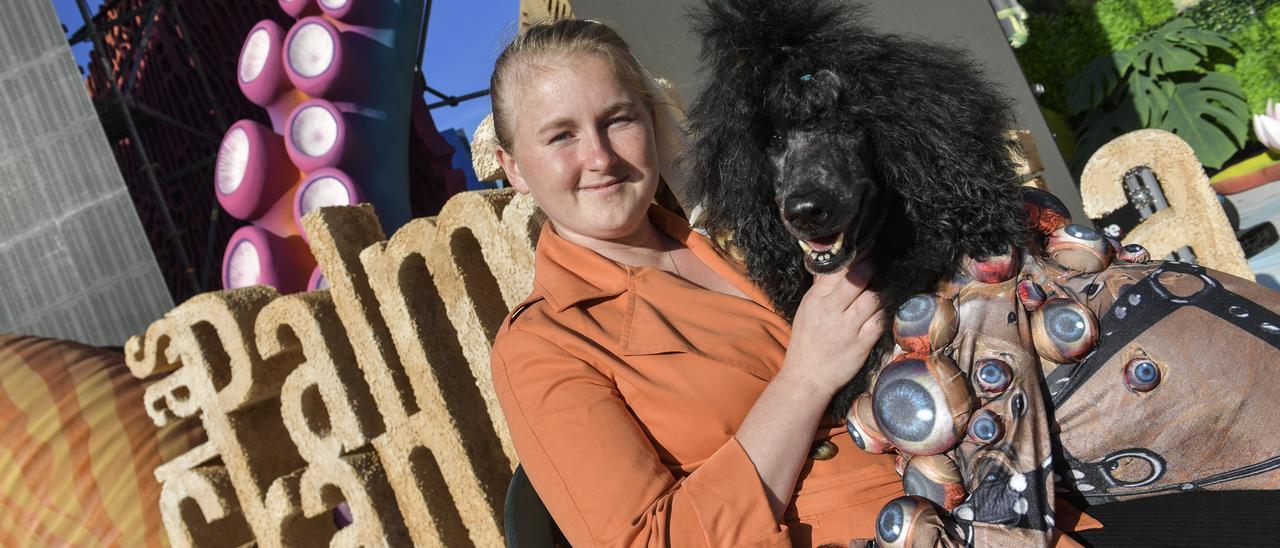 Felicia Svensson junto a Chanel, ganadora del Carnaval canino.