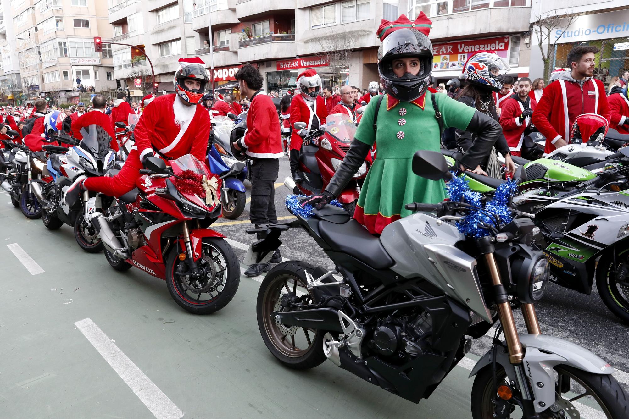 Papa Noel guarda los renos y saca la moto