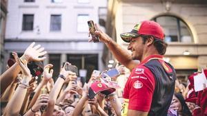 Sainz se ha dado un baño de masas ante los tifosi de Ferrari en Italia .