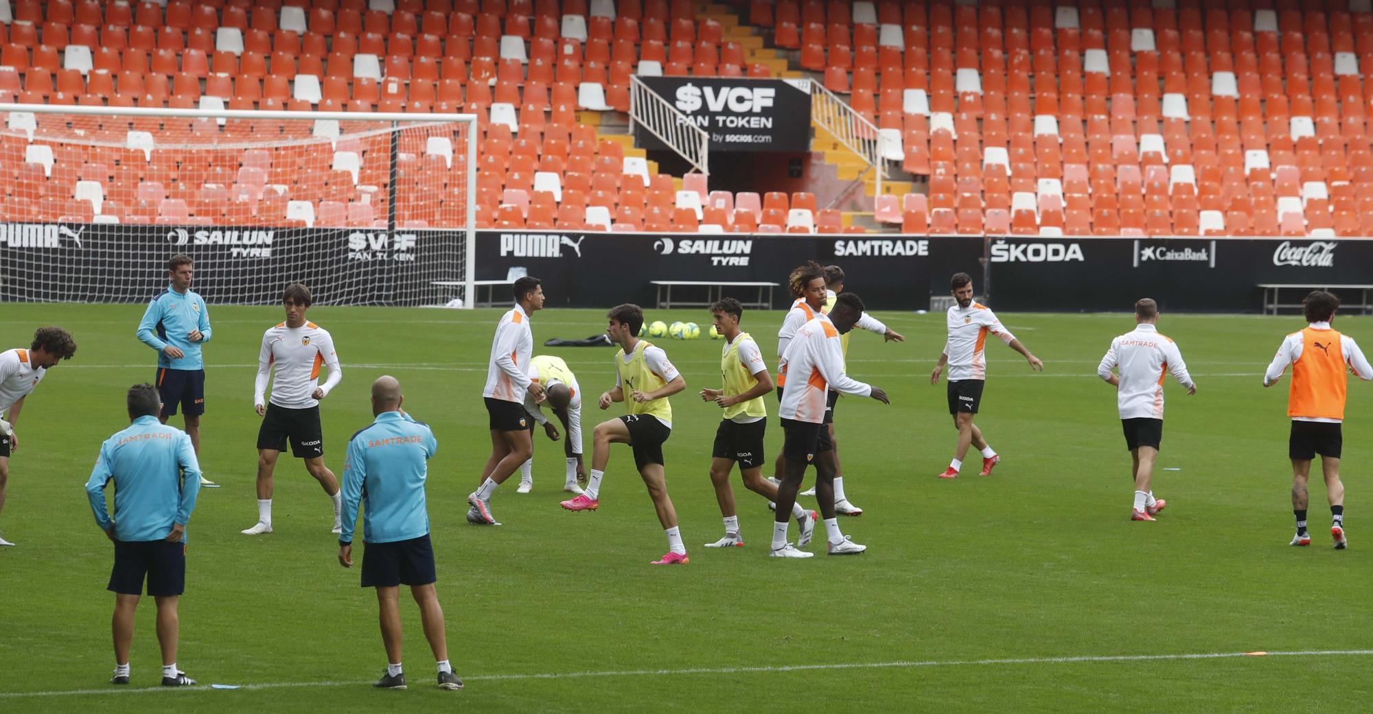 El Valencia entrena en Mestalla antes del partido frente al Villarreal