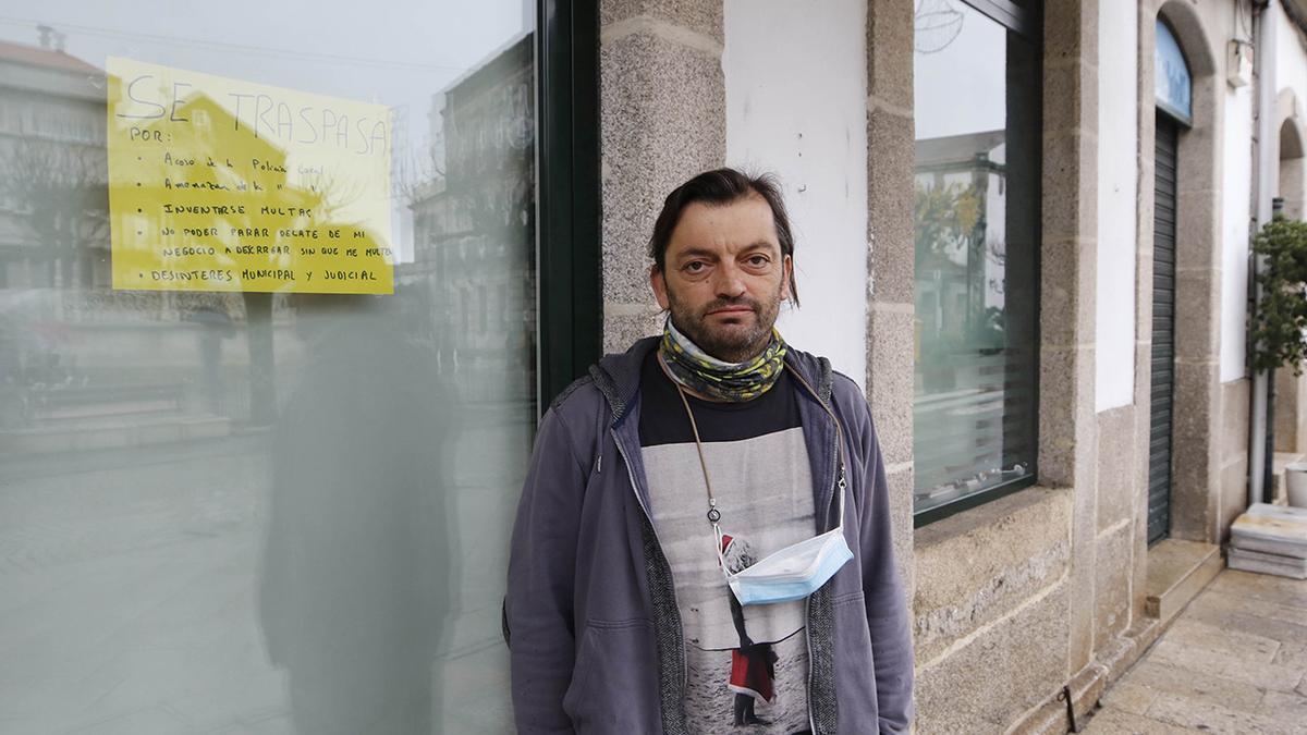 Aquilino Rodríguez, junto a su céntrica cafetería La Gran Manzana