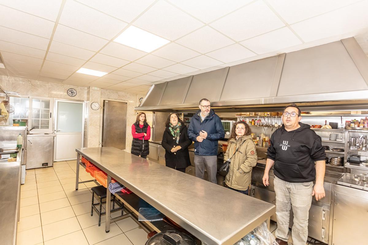 Belén do Campo, segunda por la izquierda, con José Luis Martínez, tercero, y Susana García más personal del Canaima