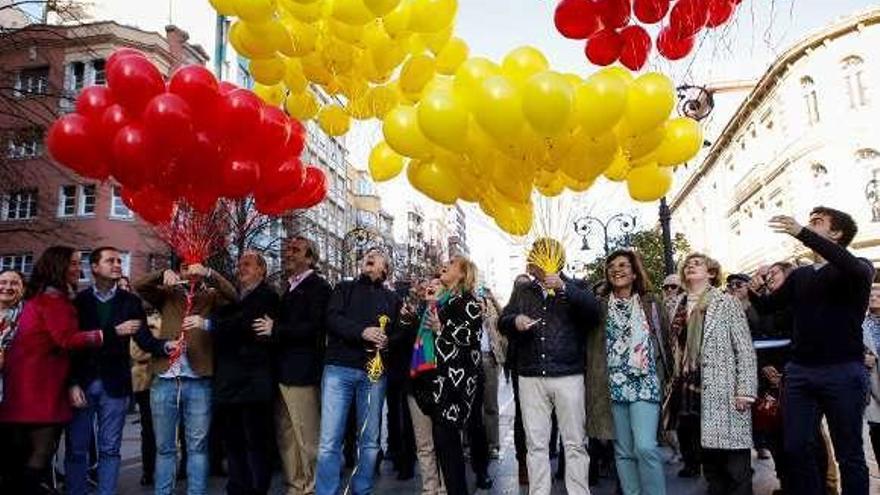 Mercedes Fernández, en el centro, durante el acto de ayer en Gijón.