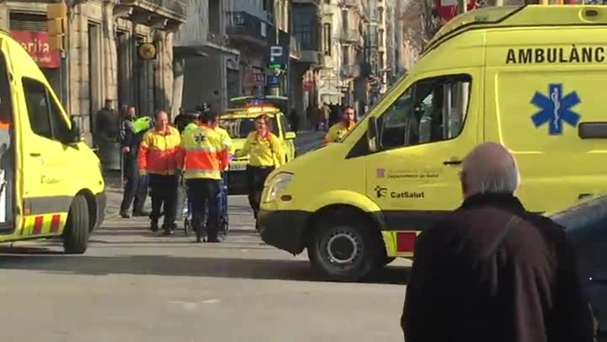 En estat crític un vianant atropellat per un bus a lEixample