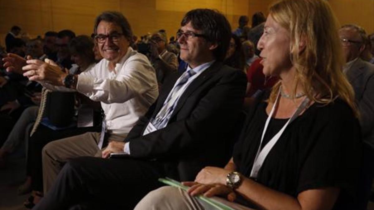 Artur Mas, Carles Puigdemont y Neus Munté, ayer, en el congreso.