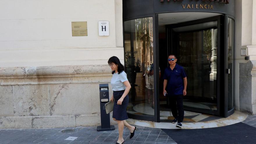 Layhoon Chan abandonando el Westin después de la reunión el pasado lunes.  | F.CALABUIG