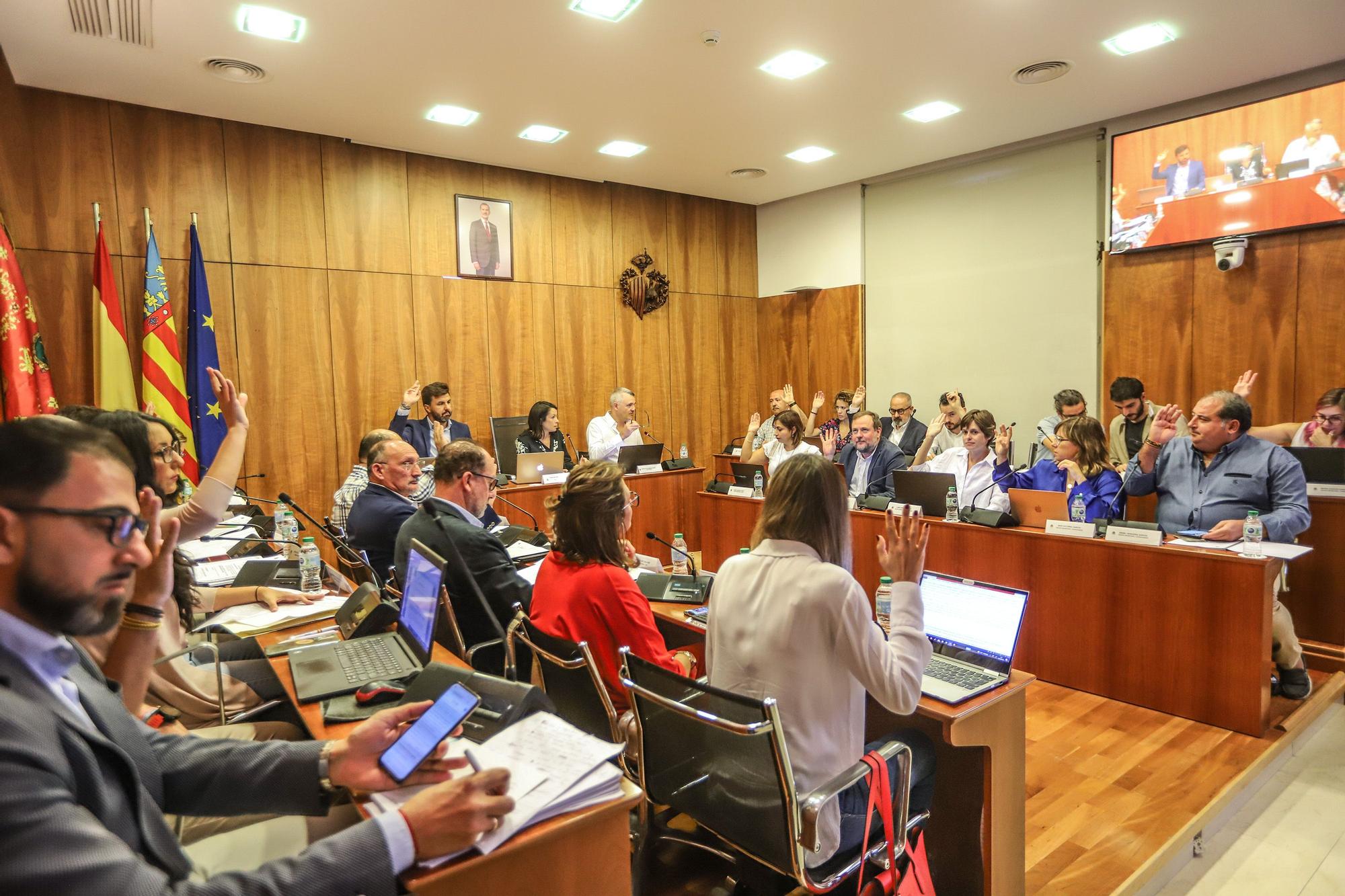 El pleno del Ayuntamiento de Orihuela regresa al salón plenario del Palacio Marqués de Arneva