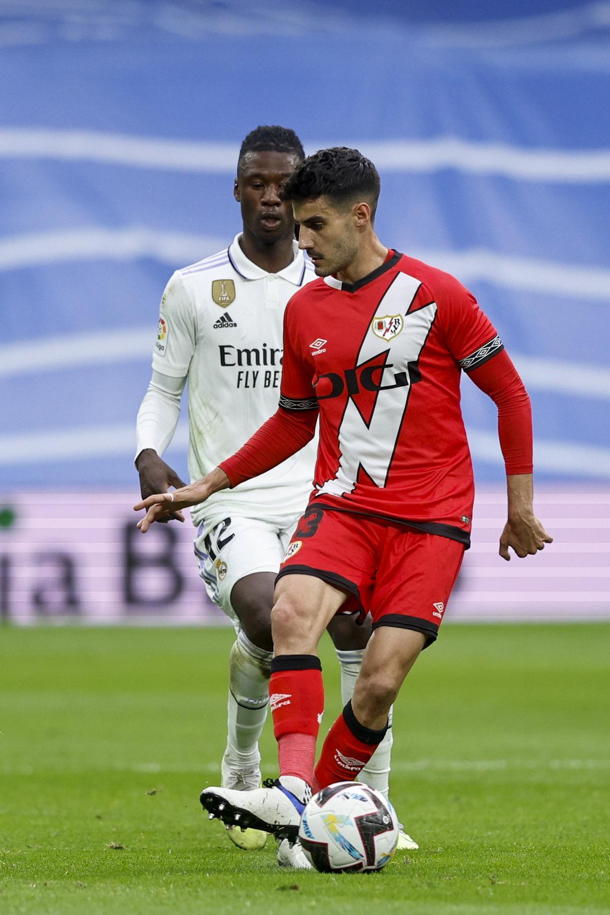 MADRID, 24/05/2023.- Eduardo Camavinga (i) del Real Madrid disputa un balón ante Oscar Valentín del Rayo Vallecano este miércoles, durante el partido de LaLiga Santander entre el Rayo Vallecano y el Real Madrid, en el estadio Santiago Bernabéu de Madrid. EFE/ Rodrigo Jiménez