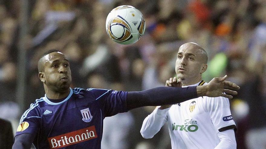 Bruno Saltor, a la izquierda, peleando un balón con Alejandro Alfaro durante un partido.