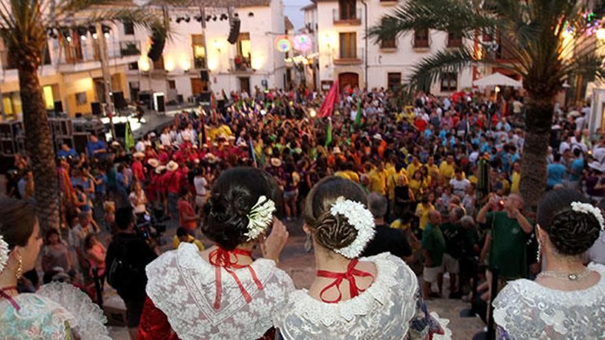 Hoy arrancan las Fiestas de La Nucía con la Entrada de Bandas y la imposición de las mismas por parte de la reina y sus damas a los miembros de las penyas