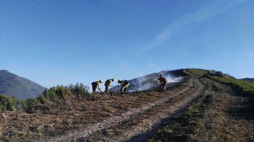 Las brigadas perimetran la zona reactivada.