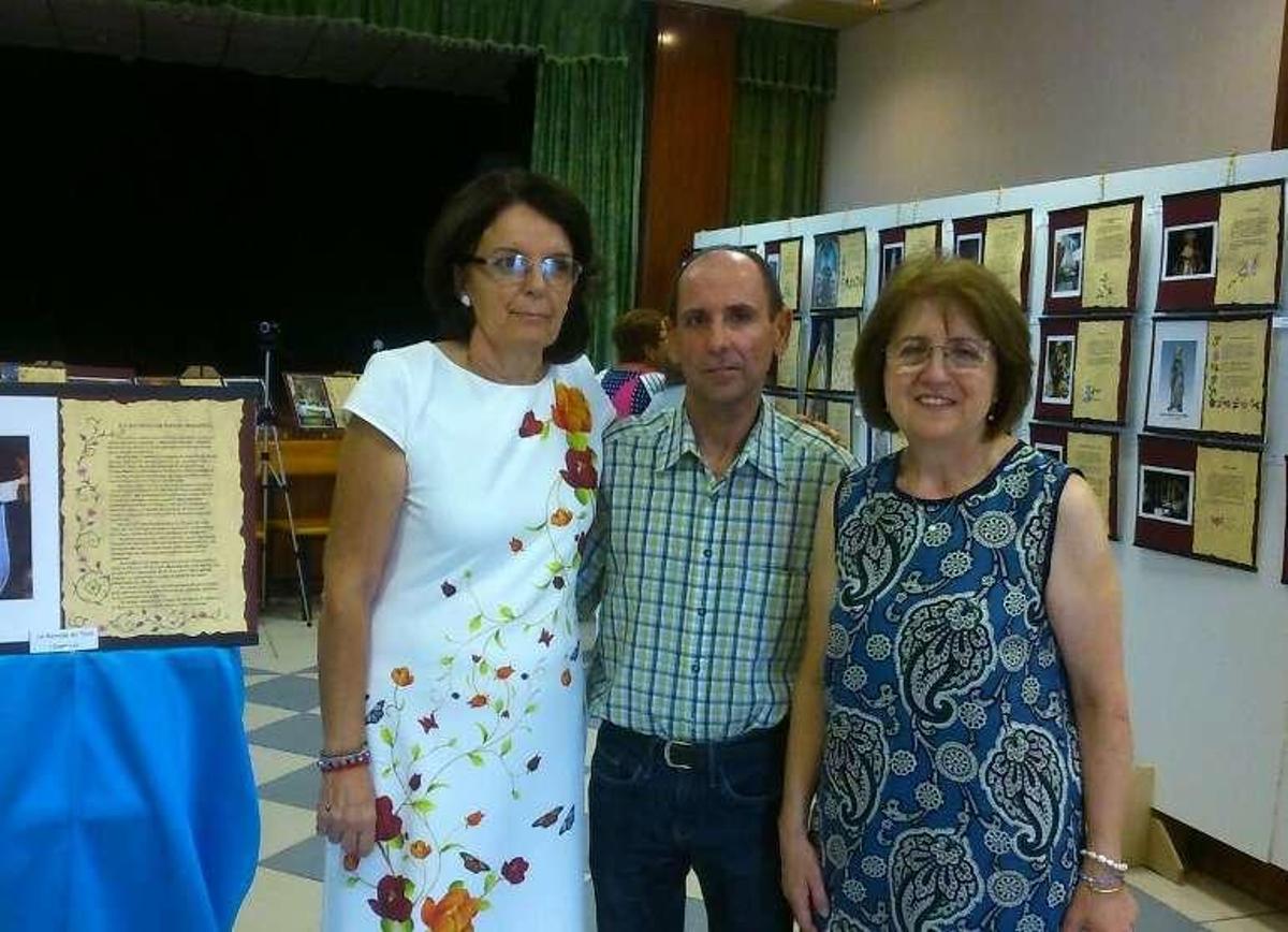 El autor, entre Ana María Morales y Antonia Martínez, responsables de la cofradía bovedana.