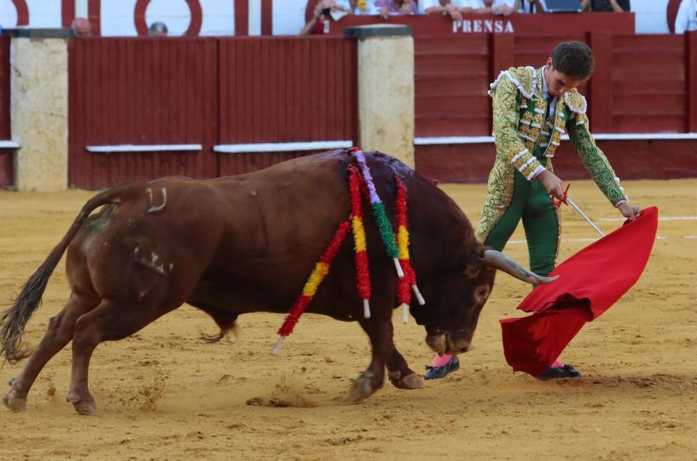 El mal juego de las reses de Domecq condicionó una corrida en la que sólo destacó Ginés Marín y en la que los hermanos Rivera Ordóñez tuvieron una actuación discreta