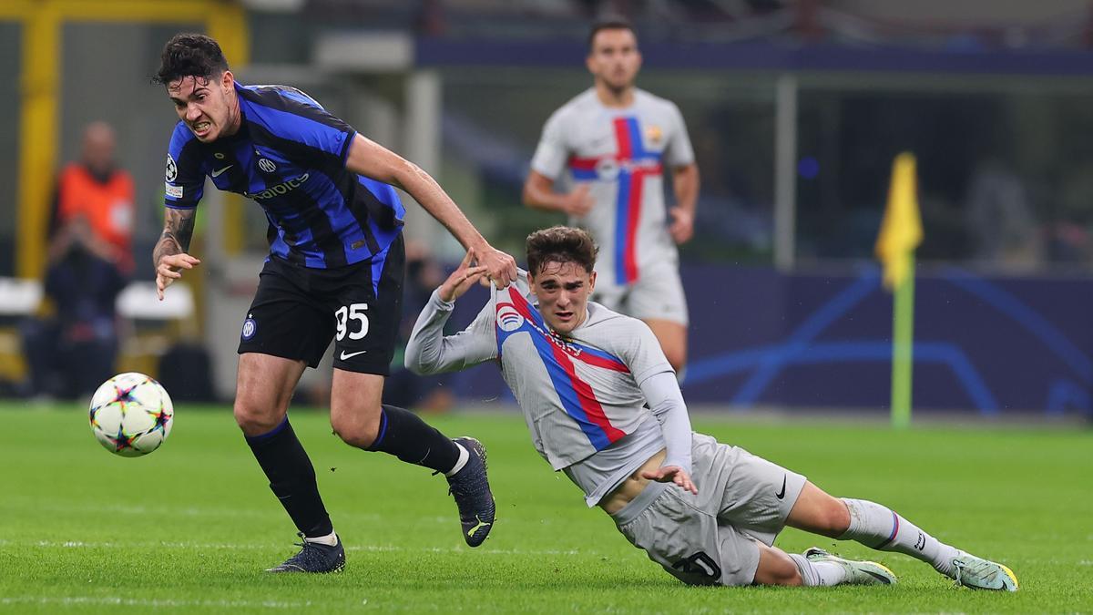 Gavi cae ante Bastoni, este martes en San Siro.