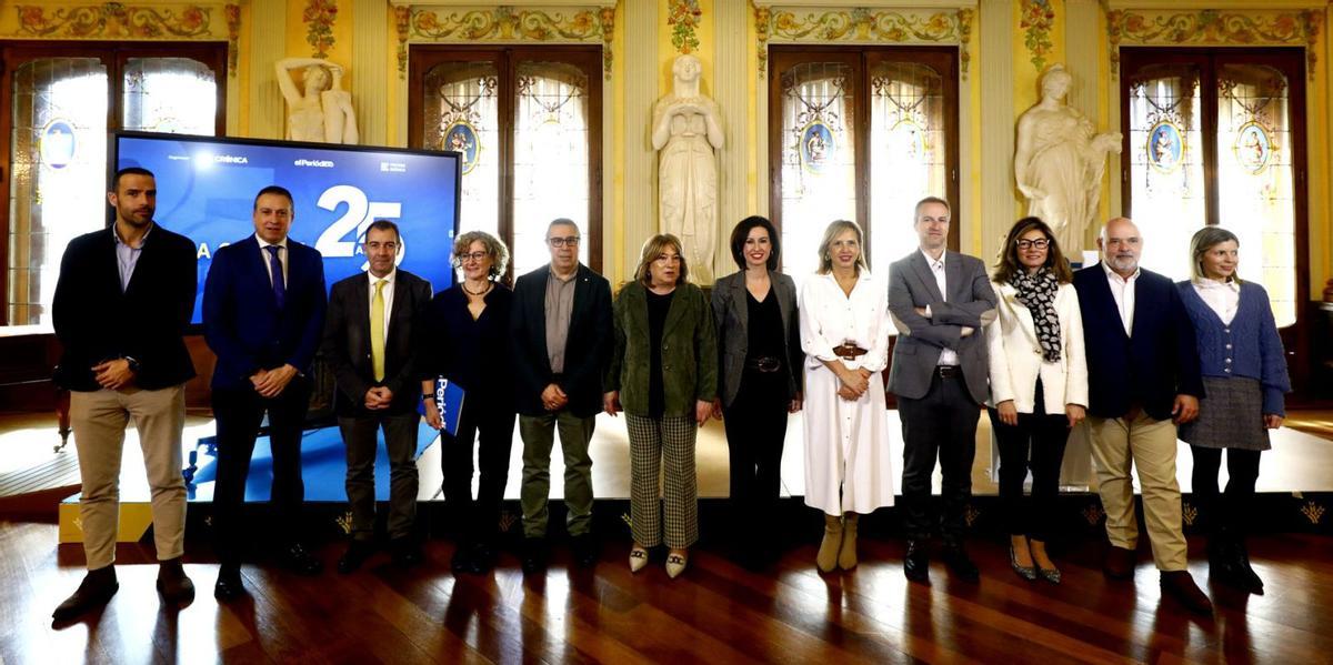 Autoridades, representantes de ‘El Periódico de Aragón’ y Prensa Ibérica y patrocinadores del evento, al término de la gala. | JAIME GALINDO/LAURA TRIVES