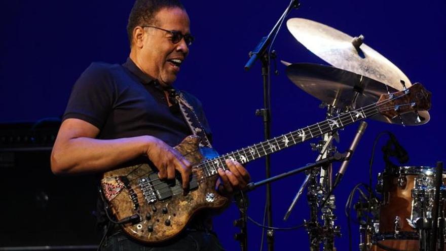 El bajista Stanley Clarke exhibe virtuosismo en el Gran Teatro