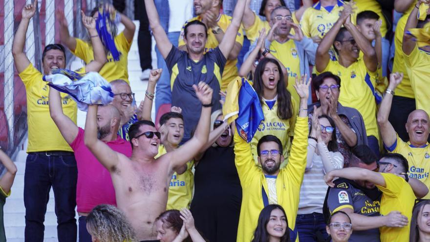 Aficionados de la UD Las Palmas animan al equipo amarillo el sábado pasado en el sector visitante del Power Horse Stadium. | | CURRO VALLEJO