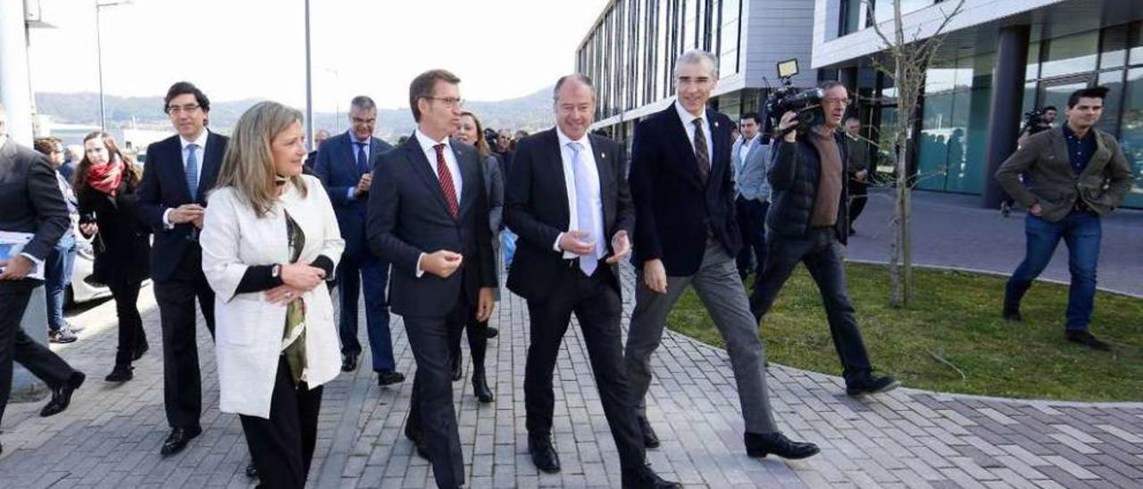 Núñez Feijóo, con el rector de la Universidad de Vigo, el conselleiro de Industria y otras autoridades inaugurando el edificio de investigación de Nigrán. // Ricardo Grobas