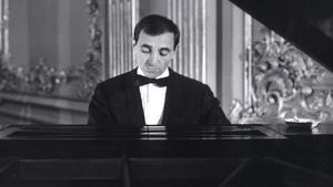 Aznavour en la película ’Tirad contra el pianista’ de François Truffaut 