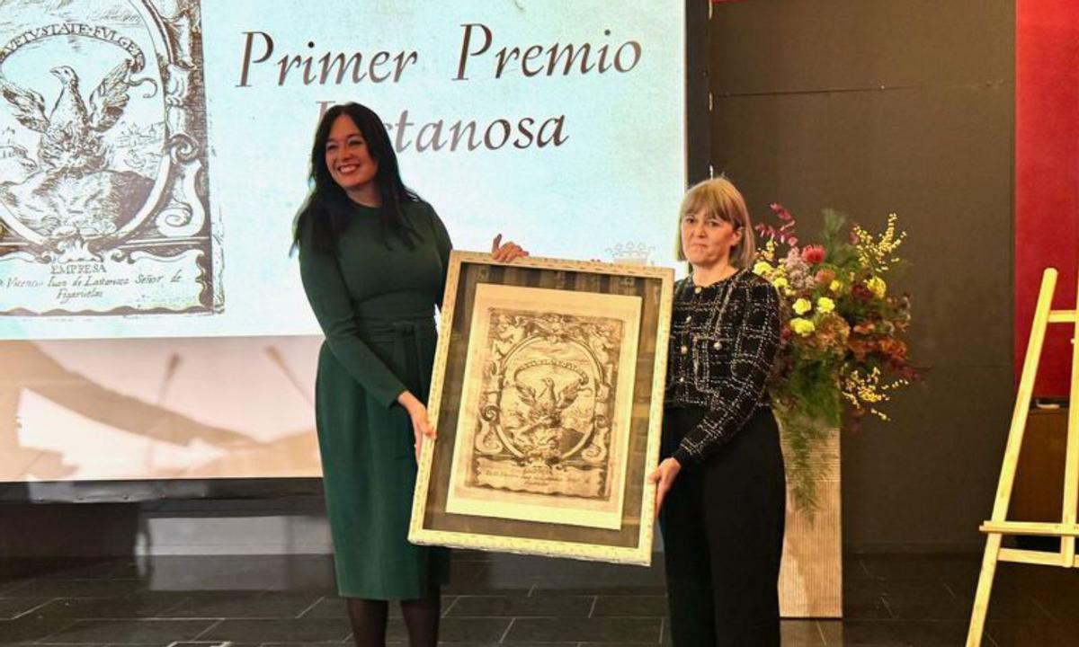 Arbués posa con el galardón junto a la alcaldesa Orduna. | AYUNTAMIENTO DE HUESCA