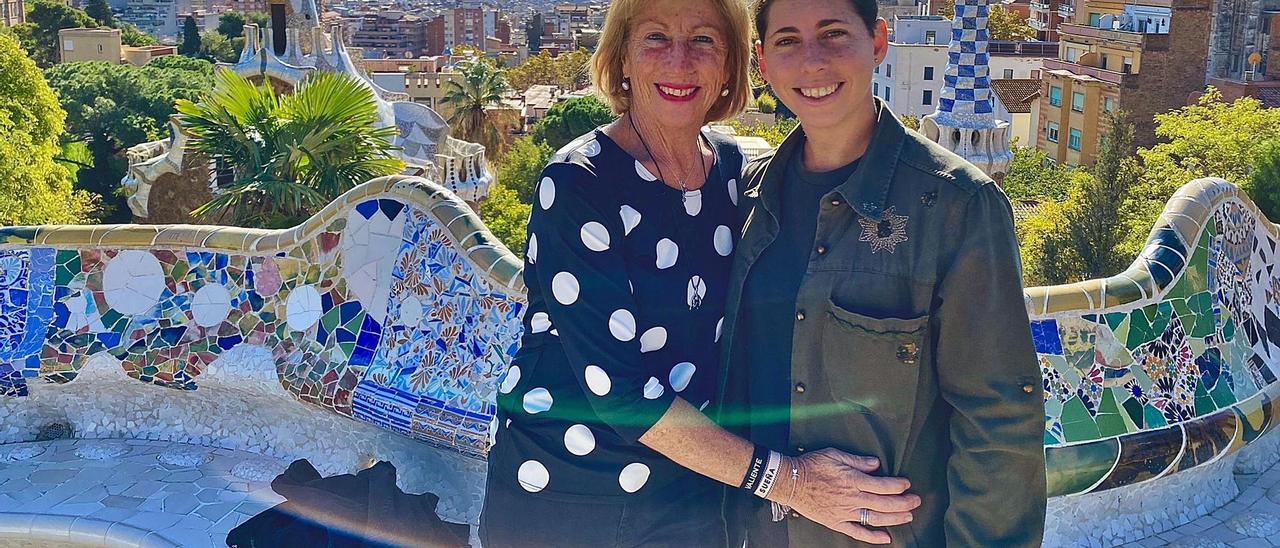 La grancanaria Carla Suárez -derecha- posa con su madre, Loli Navarro, en el Parque Güell de Barcelona, ciudad donde reside la tenista. | | LP/DLP