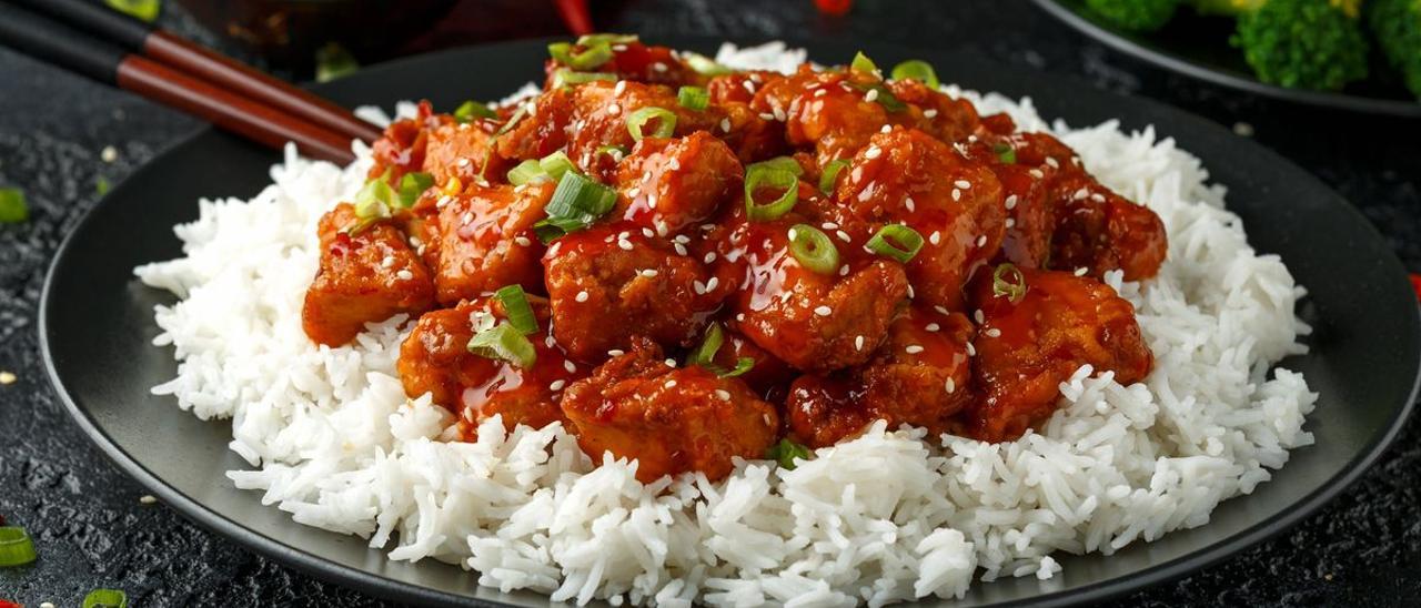 Una ración de pollo general Tso sobre arroz.