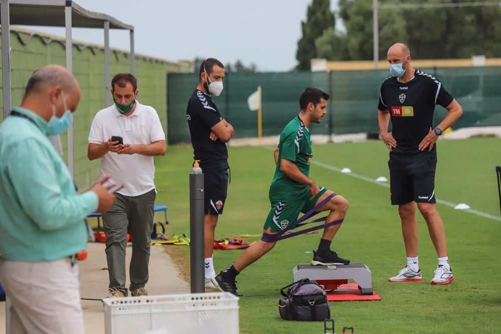 Se trata de su primer entrenamiento en este complejo deportivo para preparar el partido de mañana (22.00) en el Martínez Valero frente al Real Zaragoza.