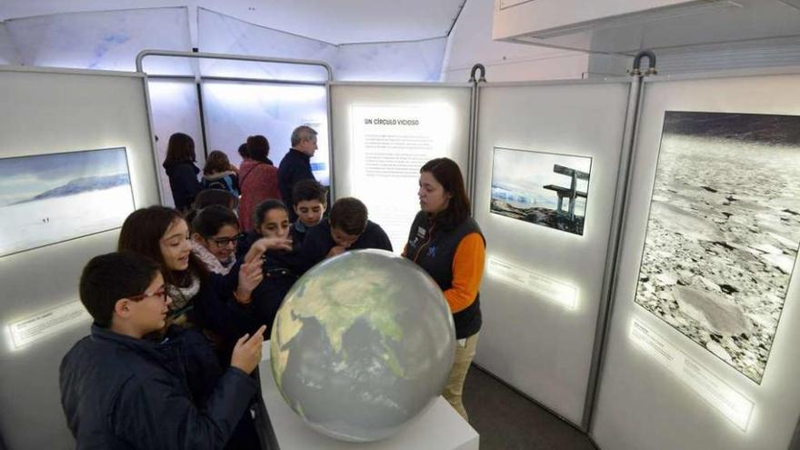 Grupo de estudiantes visitan la muestra en la Plaza España. // G. Santos