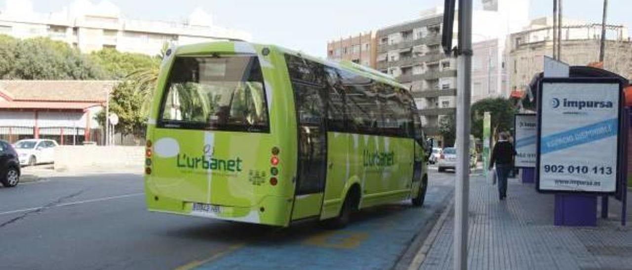 Un Urbanet llega a la parada de la estación de Renfe, ayer.