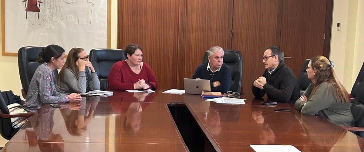 Imagen de la reunión mantenida por responsables del Ayuntamiento de Burriana con comerciantes de establecimientos afectados por las inundaciones.