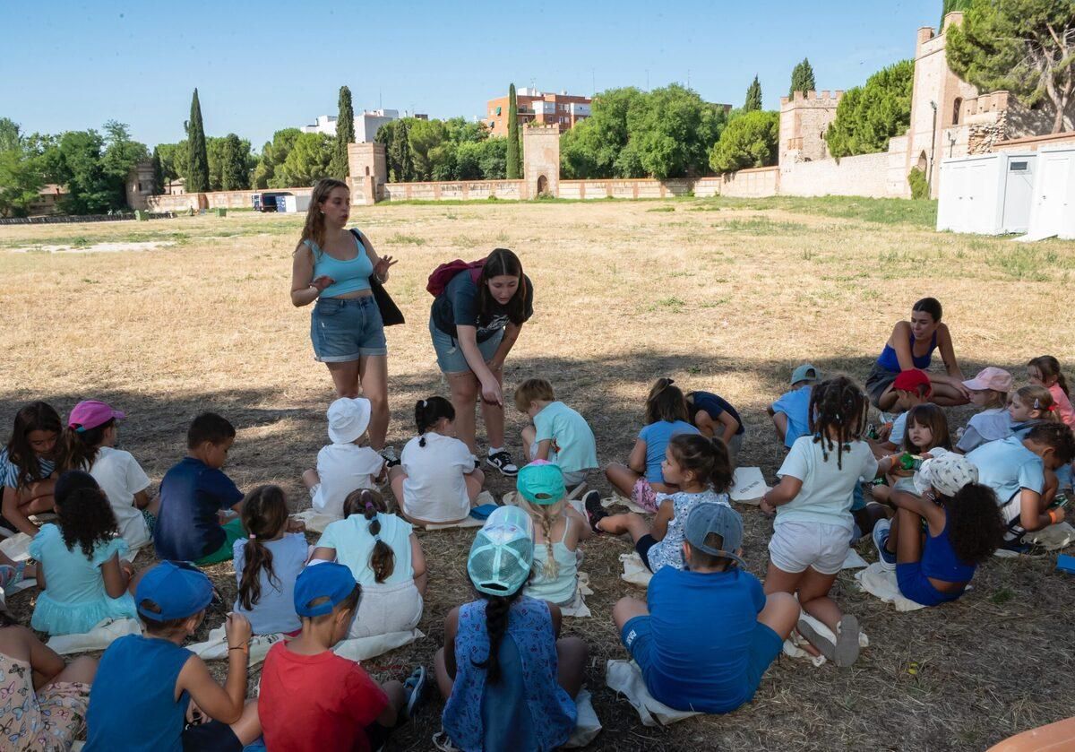 Los escolares del programa ‘Abierto para Jugar en Verano’ del CEIP Cardenal Cisneros han participado en el acto