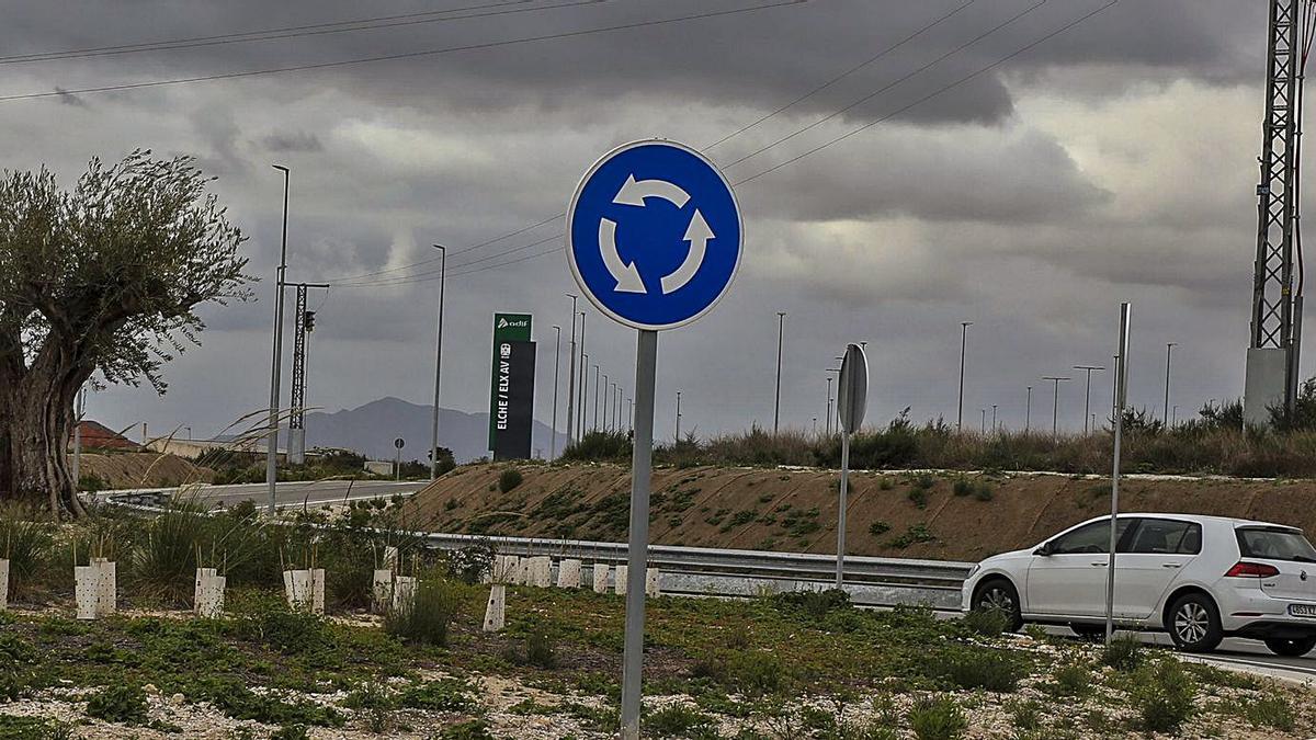 Una de las rotondas previas al apeadero, en el que ya se ha puesto el nombre en valenciano. | ANTONIO AMORÓS