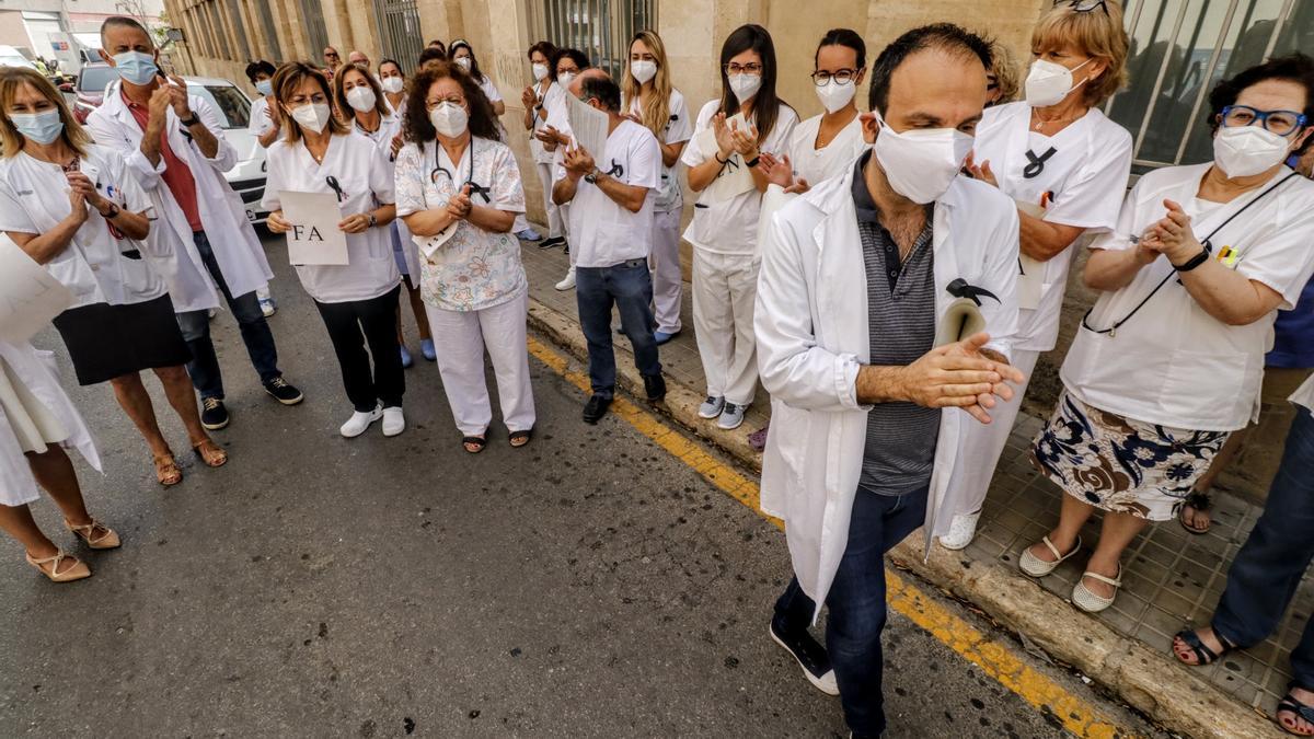 Protesta de sanitarios en el centro de salud La Fábrica de Alcoy por la falta de personal