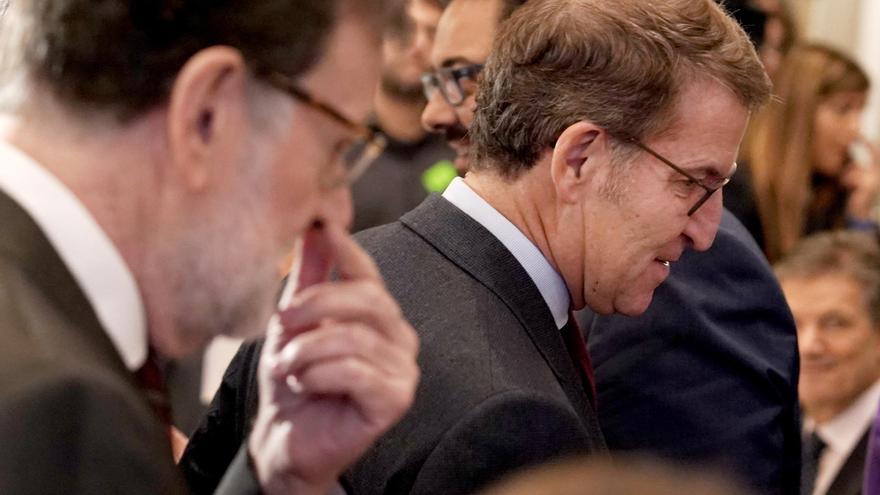 El presidente del PP, Alberto Núñez Feijóo, junto al expresidente del Gobierno, Mariano Rajoy, durante un desayuno informativo.