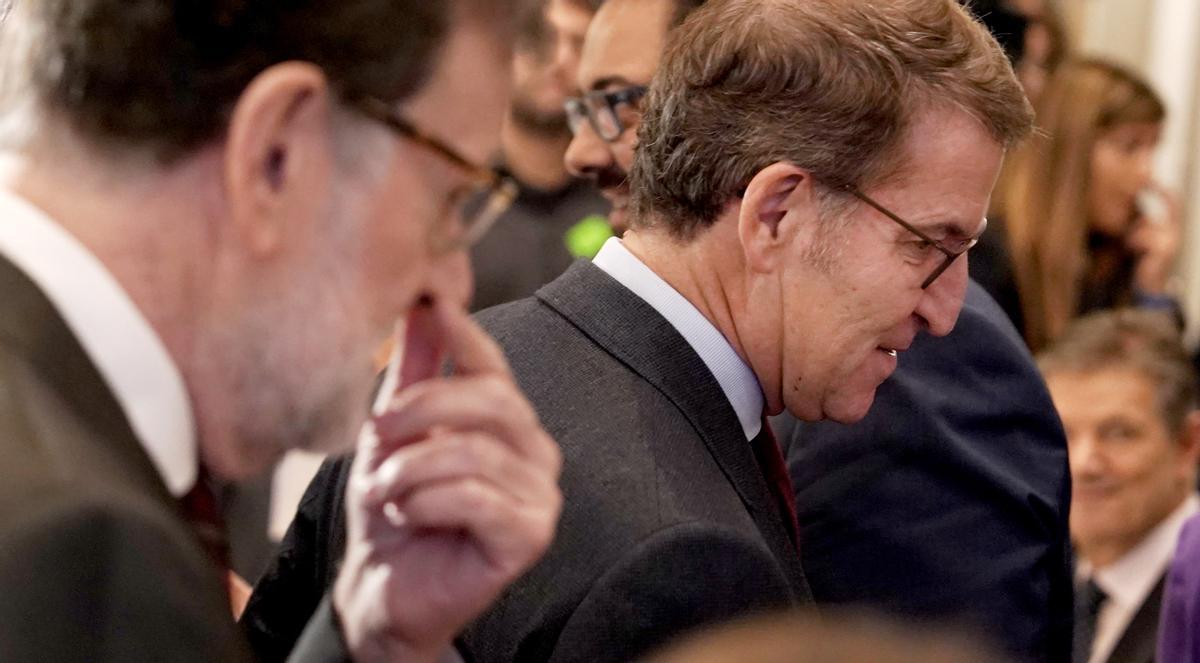 El presidente del PP, Alberto Núñez Feijóo, junto al expresidente del Gobierno, Mariano Rajoy, durante un desayuno informativo.