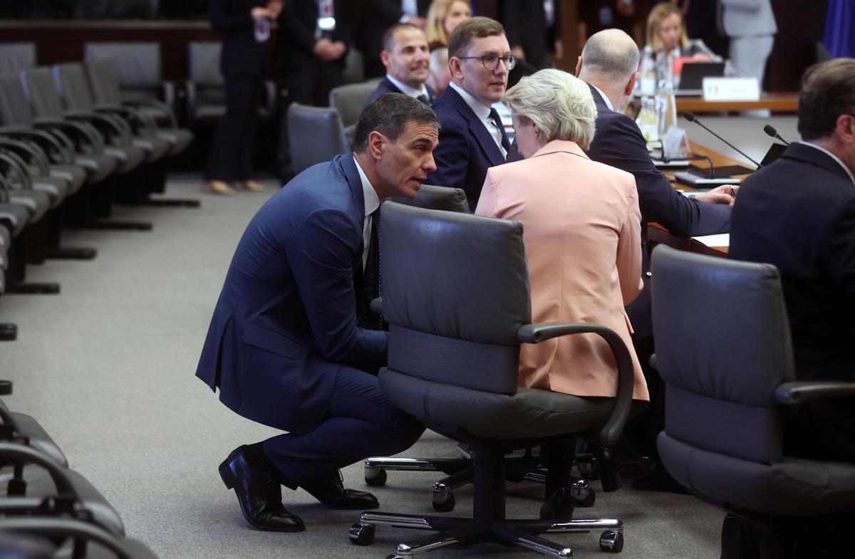 El presidente del Gobierno, Pedro Sánchez, y la presidenta de la Comisión Europea, Ursula von der Leyen, durante el retiro informal de líderes europeos el pasado lunes en Bruselas.