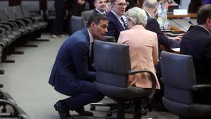 El presidente del Gobierno, Pedro Sánchez, y la presidenta de la Comisión Europea, Ursula von der Leyen, durante el retiro informal de líderes europeos el pasado lunes en Bruselas.