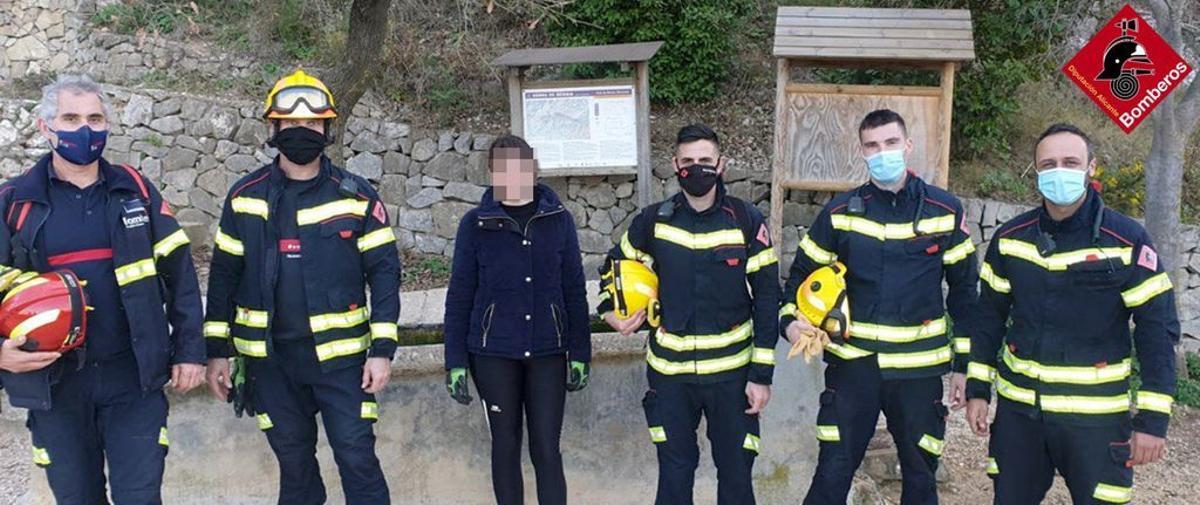 Los rescatadores junto a la excursionista tras bajar con ella desde las proximidades de El Forat de Bèrnia