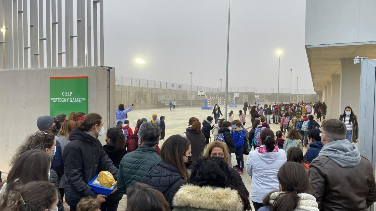 Los padres despiden a sus hijos a las puertas del nuevo colegio en el primer día