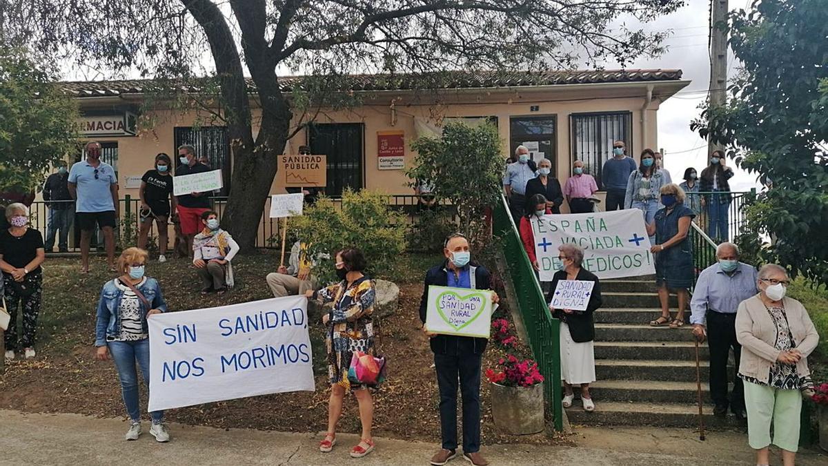Residentes en Pozoantiguo muestran las pancartas en defensa de la sanidad en el medio rural. | M. J. C.