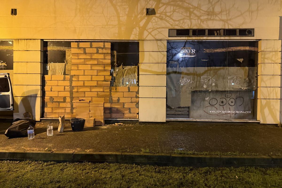 El local de la Sareb al barri de Montilivi que havia estat ocupat amb la porta tapiada