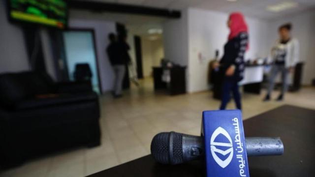 Empleados de Falastín al Yom inspeccionan la sede del canal clausurado por Israel.