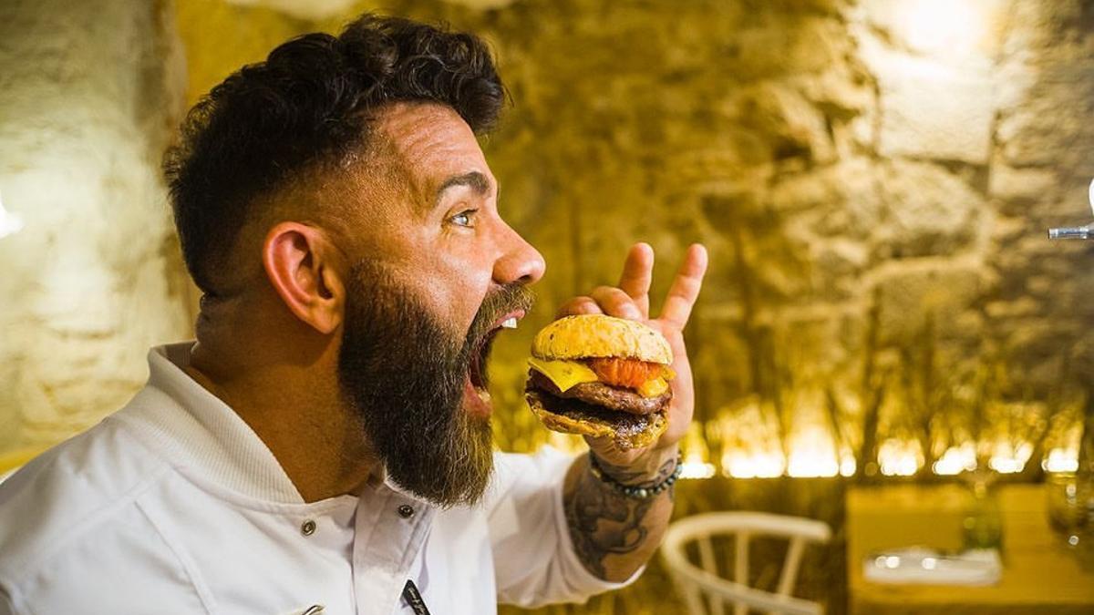 Marc Ribas en una imatge promocional de l'hamburguesaria la Brutal