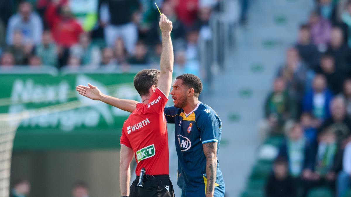 El jugador del Espanyol Charles Pickel discute con el árbitro durante el Elche-Espanyol