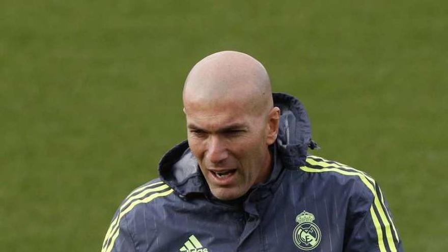 Zidane da indicaciones a sus futbolistas en el entrenamiento de ayer.