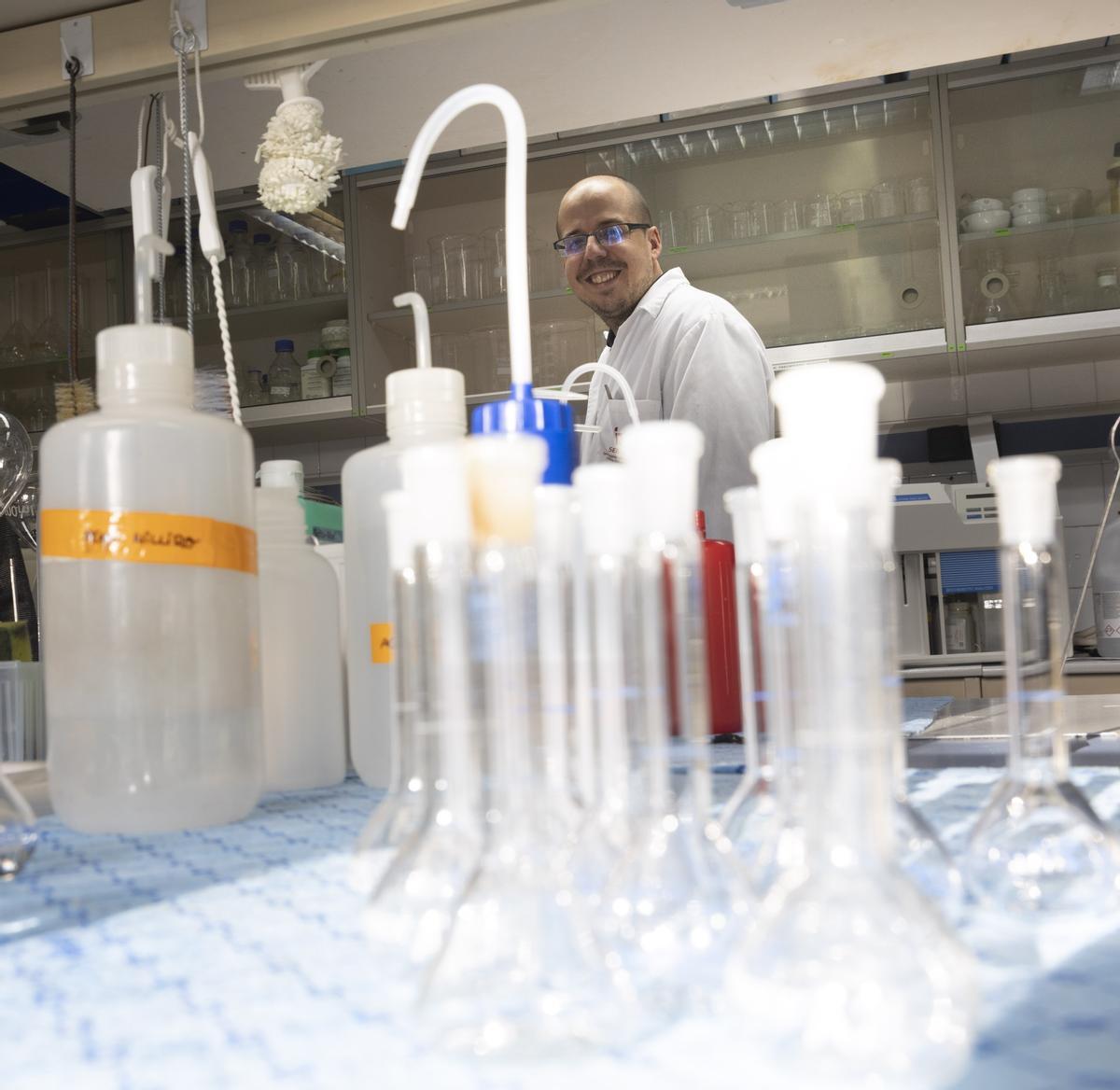 Mario Menéndez, en su laboratorio