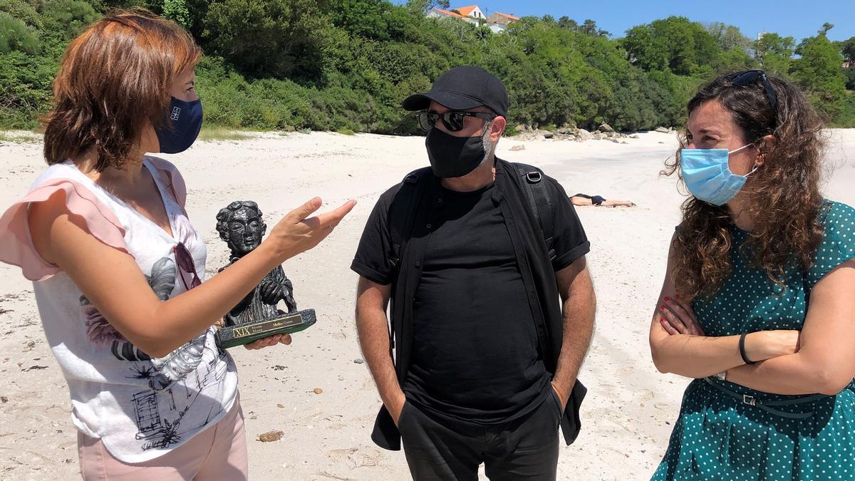 Ángeles Vázquez conversa con Alfonso Zarauza e Paula Cons.